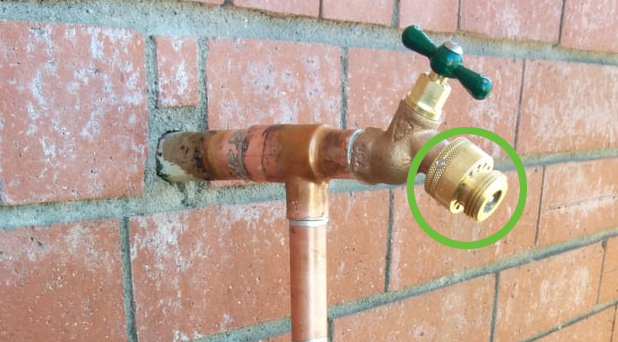 Hose bibb with vacuum breaker